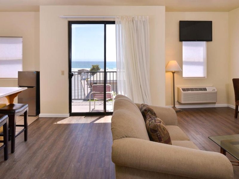 エッジウォーター イン アンド スイーツ (Edgewater Inn and Suites)の写真