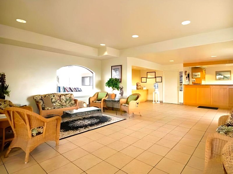 エッジウォーター イン アンド スイーツ (Edgewater Inn and Suites)の写真