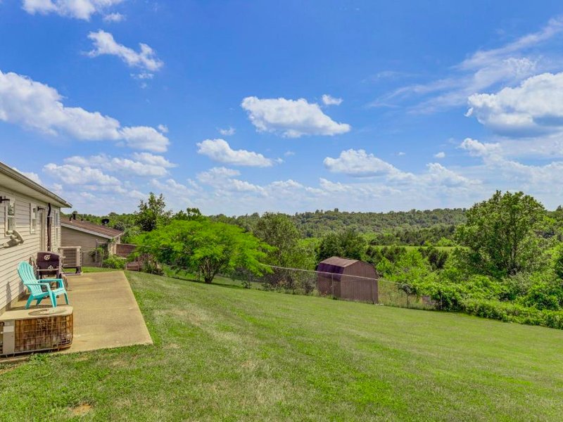 Quiet Dry Ridge Home with Yard - Near Ark Encounter!の写真