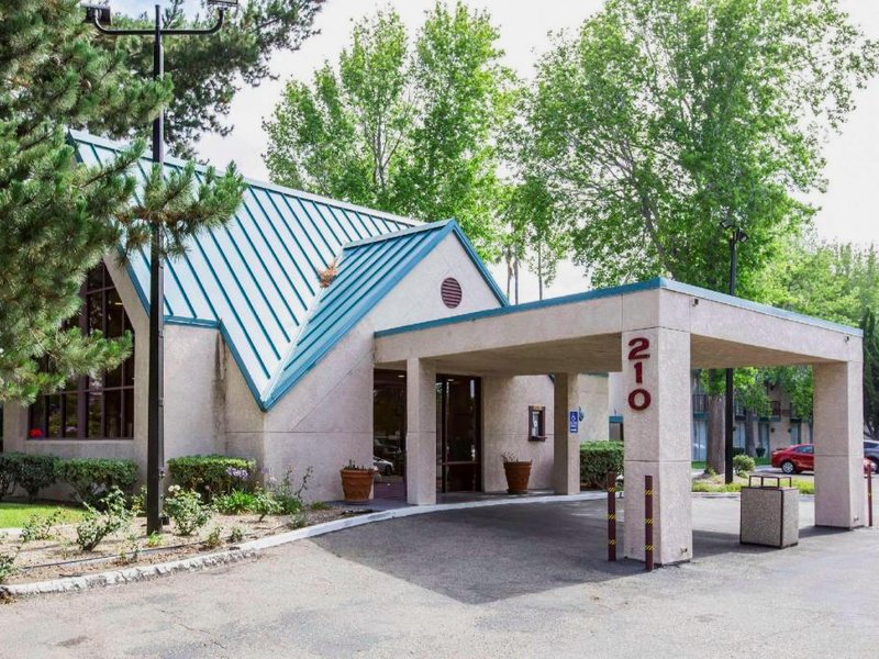 エコノ ロッジ イン&スイーツ (Econo Lodge Inn & Suites)の写真