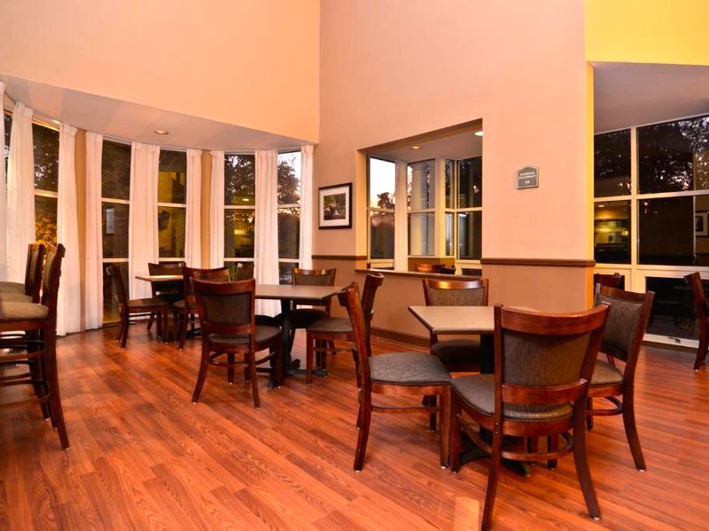 Best Western Plus The Inn and Suites at the Fallsの写真