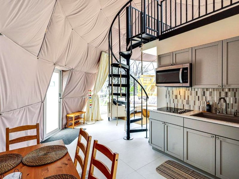 Amazing Glamping Getaway under the Stars: Luxurious Dome Rental in Lampasas, Texasの写真