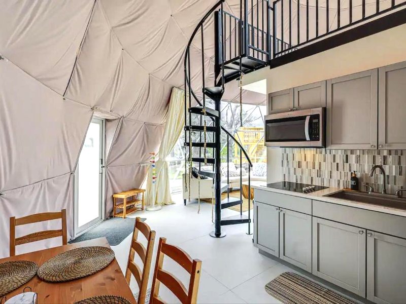 Serene Hill Country Luxury Domeの写真
