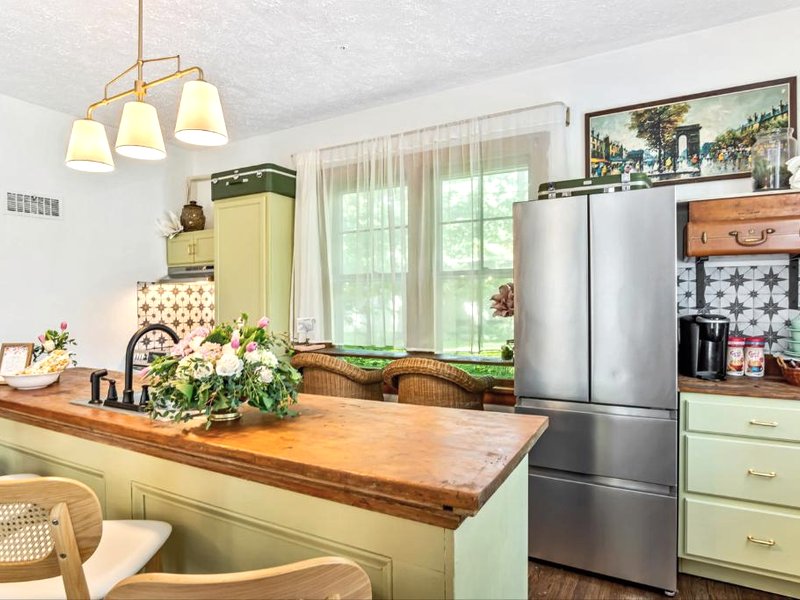 Charming Edwardsville Home Walk to Downtown!の写真
