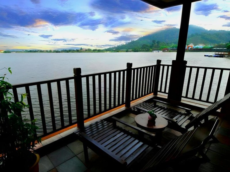 カンポン エア ( ウォーター シャーレー ) ブキ メラー (Kampung Air (Water Chalet) Bukit Merah)の写真