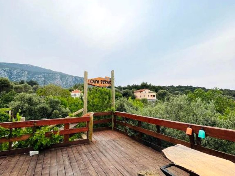 Tiny House Framed by Nature near Sea in Karaburunの写真