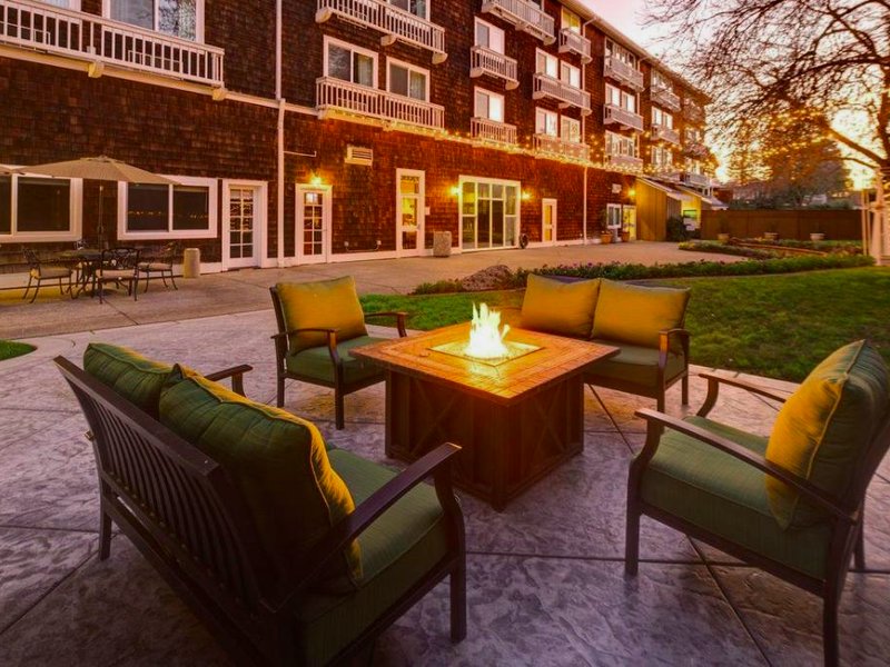 レイク ナトーマ イン (Lake Natoma Inn)の写真