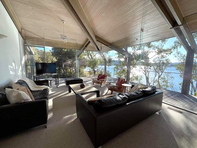 Glasshouse on the Lakeの写真
