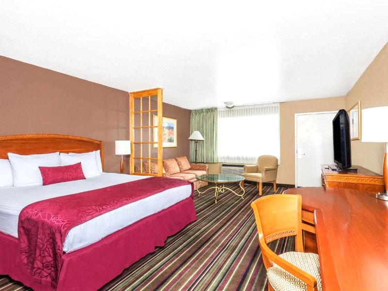 デイズ イン&スイーツ バイ ウィンダム ローガン (Days Inn & Suites by Wyndham Logan)の写真