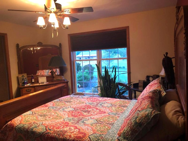 1st floor 2 guest rooms, shared full bathの写真