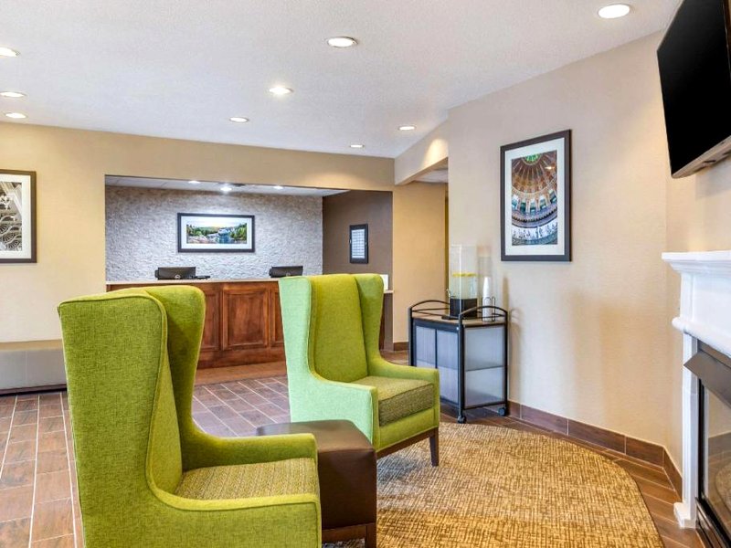 コンフォート イン デカルブ - アジャセント ザ ユニバーシティ (Comfort Inn DeKalb - Adjacent the University)の写真