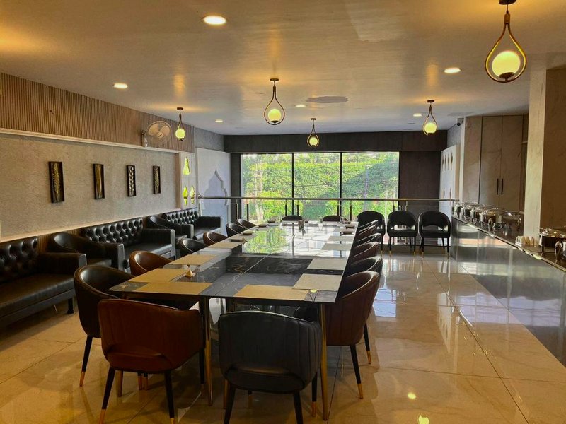 Skymoon Hotel And Restaurant の写真