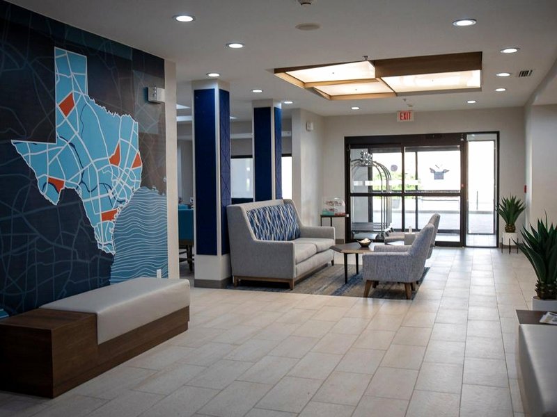 Holiday Inn Express Hotel & Suites Center By IHGの写真