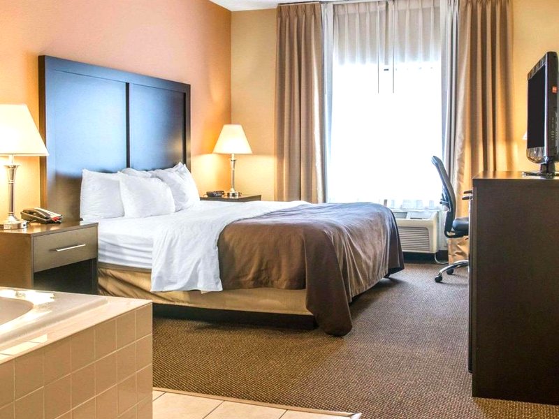 クオリティ イン ＆ スイーツ (Quality Inn & Suites Niles)の写真