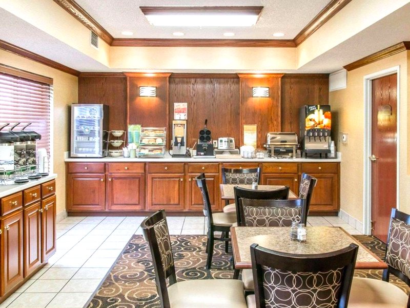 クオリティ イン ＆ スイーツ (Quality Inn & Suites Niles)の写真