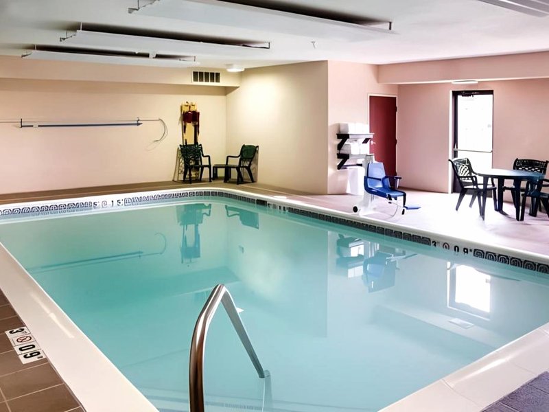 クオリティ イン ＆ スイーツ (Quality Inn & Suites Niles)の写真
