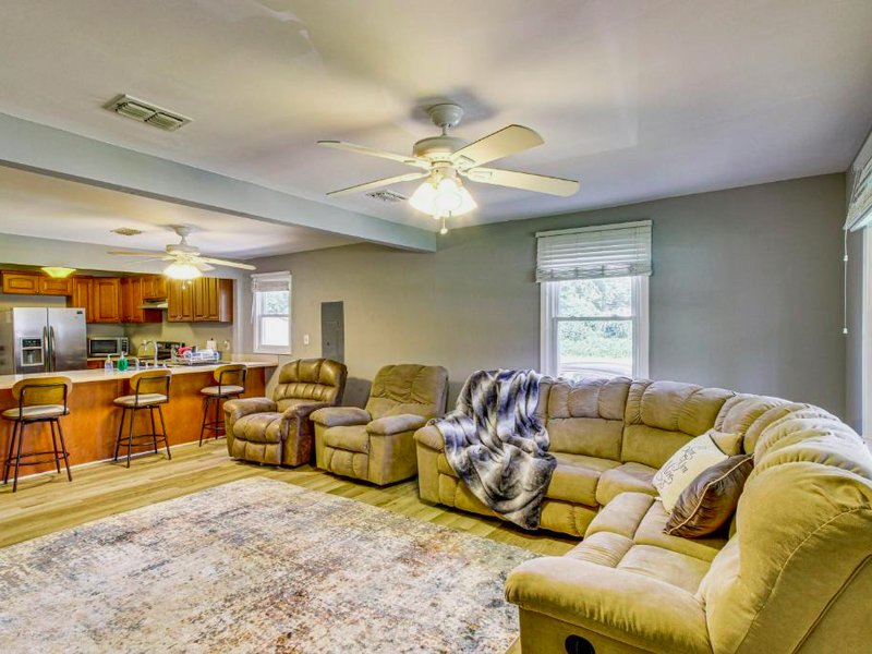 2 Mi to Shops and Eats Family Home in Donalsonvilleの写真