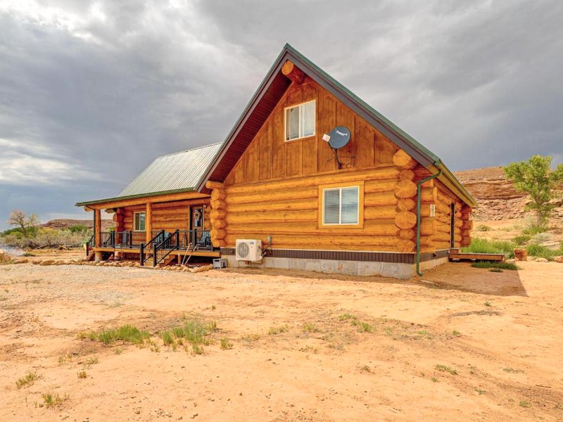 Less Than 2 Mi to Skinwalker Ranch Rustic Cliff Retreatの写真