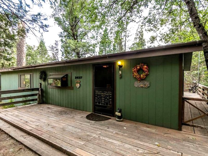 Breathtaking Cabin with Stunning Forest Sights in Wawona, Californiaの写真