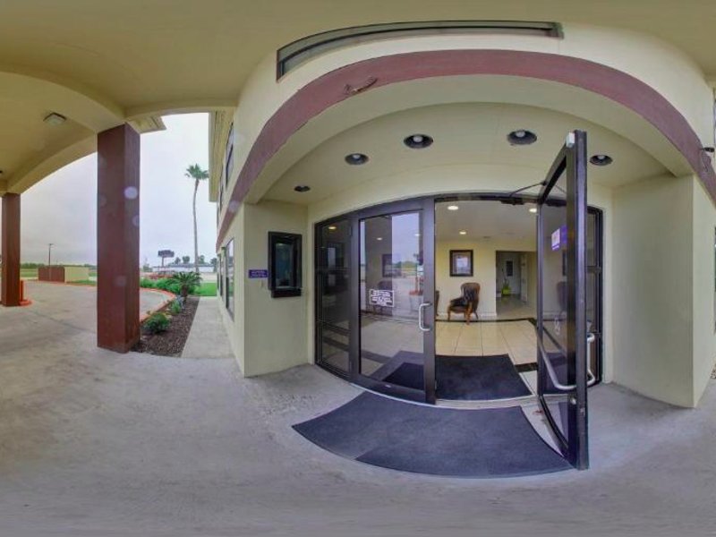 デラックス イン アンド スイーツ (Deluxe Inn And Suites)の写真