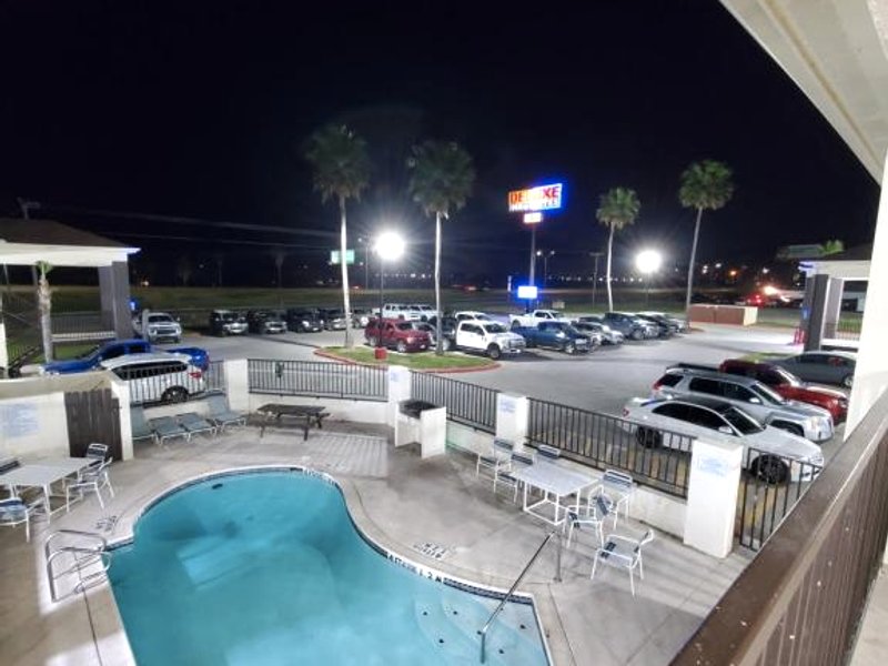 デラックス イン アンド スイーツ (Deluxe Inn And Suites)の写真