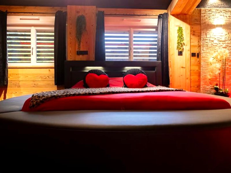 Luxury Love Room "TENTATION" (Love Room Tentation, Escapade Sensuelle avec Jacuzzi, Fauteuil Tantra, Croix de St-Andre et Sauna Pr)の写真