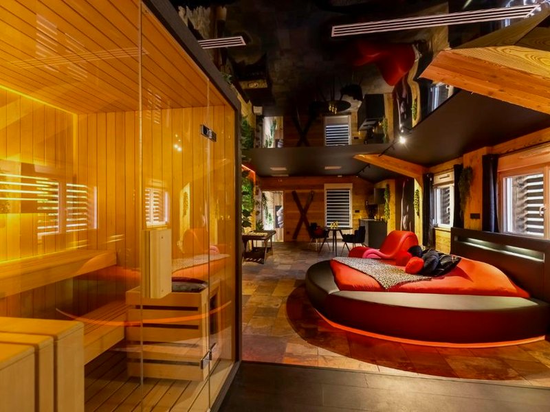 Luxury Love Room "TENTATION" (Love Room Tentation, Escapade Sensuelle avec Jacuzzi, Fauteuil Tantra, Croix de St-Andre et Sauna Pr)の写真