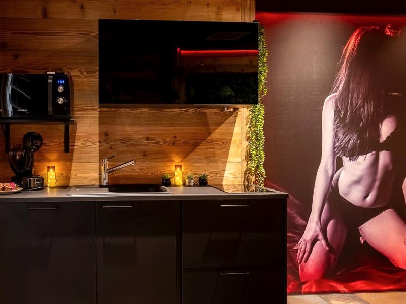 Luxury Love Room "TENTATION" (Love Room Tentation, Escapade Sensuelle avec Jacuzzi, Fauteuil Tantra, Croix de St-Andre et Sauna Pr)の写真
