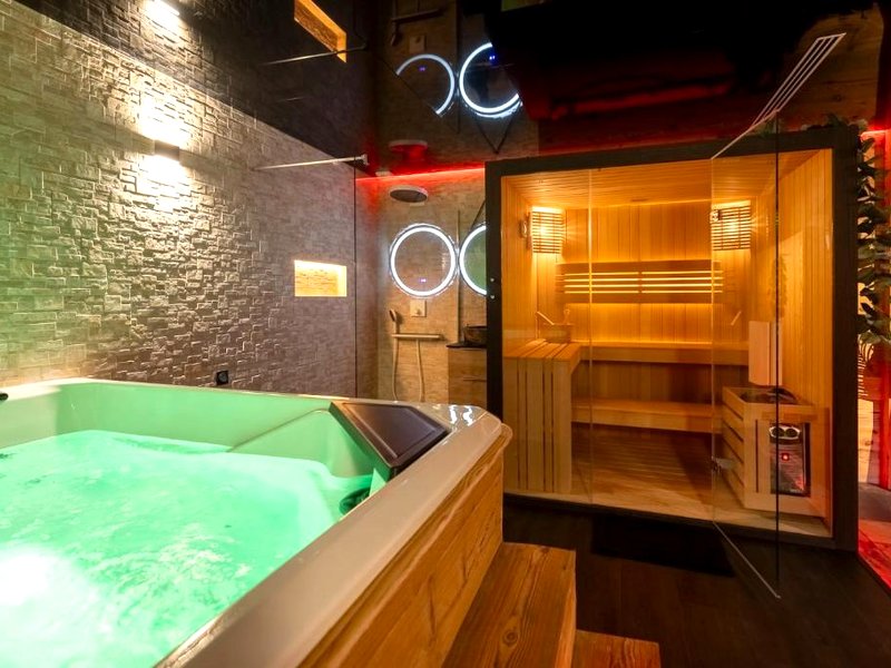 Luxury Love Room "TENTATION" (Love Room Tentation, Escapade Sensuelle avec Jacuzzi, Fauteuil Tantra, Croix de St-Andre et Sauna Pr)の写真