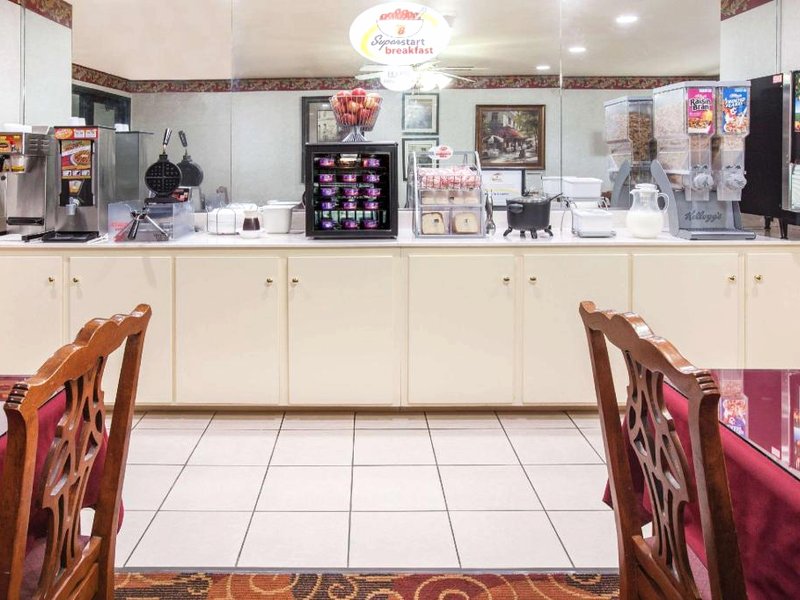 スーパー 8 バイ ウインダム ホワイト ホール (Super 8 By Wyndham White Hall)の写真