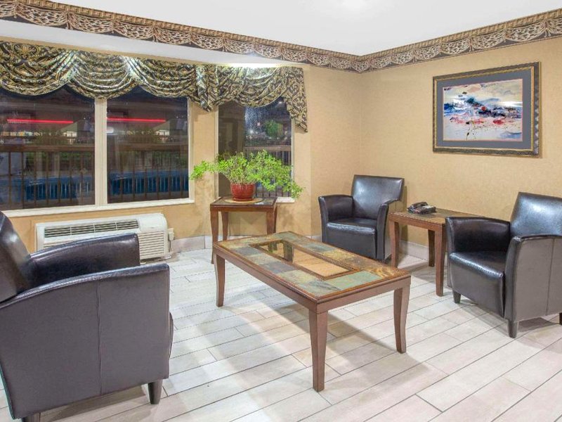デイズ イン&スイーツ バイ ウィンダム パインブラフ (Days Inn & Suites by Wyndham Pine Bluff)の写真