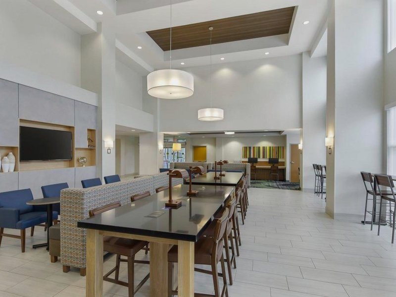ホリデイ イン エクスプレス ホテル ＆ スイーツ サクラメント エアポート ナトマス バイ IHG (Holiday Inn Express Hotel & Suites Sacramento Airport Natomas By IHG)の写真