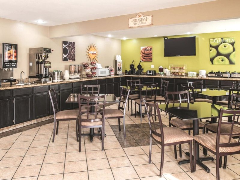 ラ キンタ イン アンド スイーツ バイ ウィンダム ブルー スプリングス (La Quinta Inn & Suites by Wyndham Blue Springs)の写真