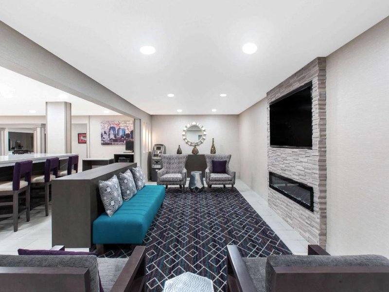 ラ キンタ イン アンド スイーツ バイ ウィンダム ブルー スプリングス (La Quinta Inn & Suites by Wyndham Blue Springs)の写真