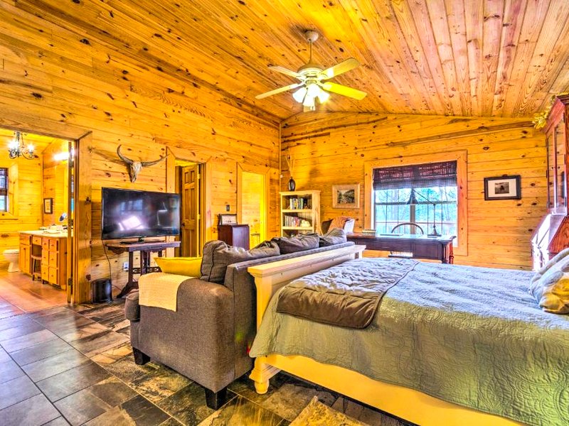 Pet-Friendly Cabot Cabin with Fenced Yard!の写真
