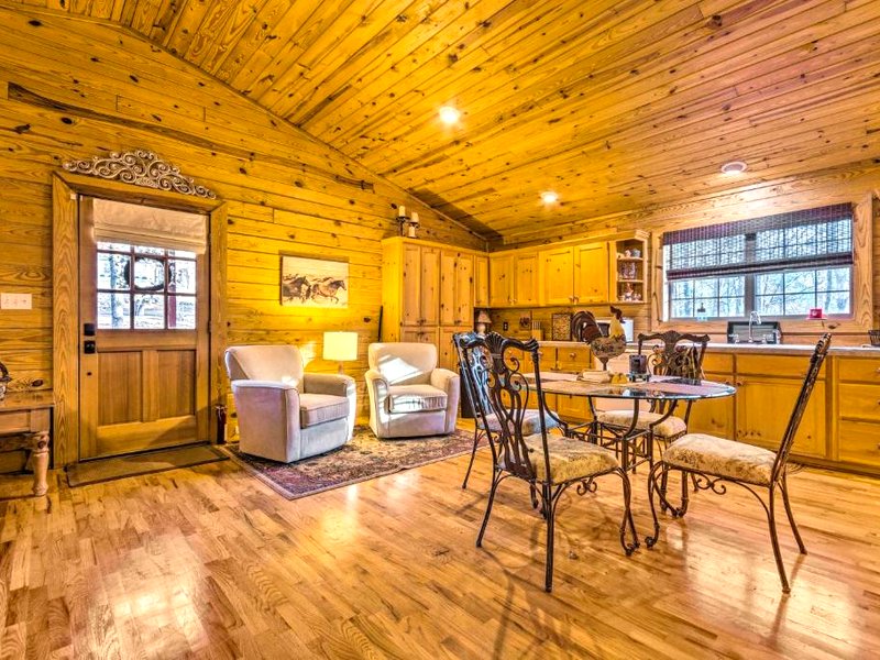 Pet-Friendly Cabot Cabin with Fenced Yard!の写真