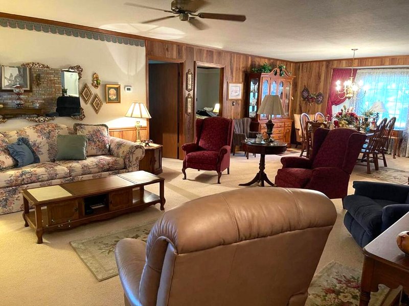 Ms. Charline’s 2 BDRM 3 BATH Home Close To UTMの写真