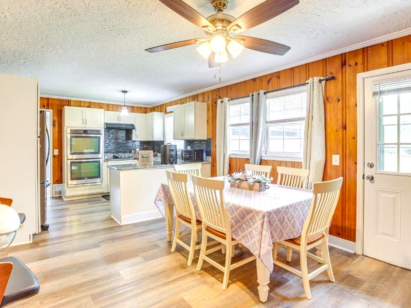 Inviting Jacksonville Home Less Than Half Mi to Universityの写真