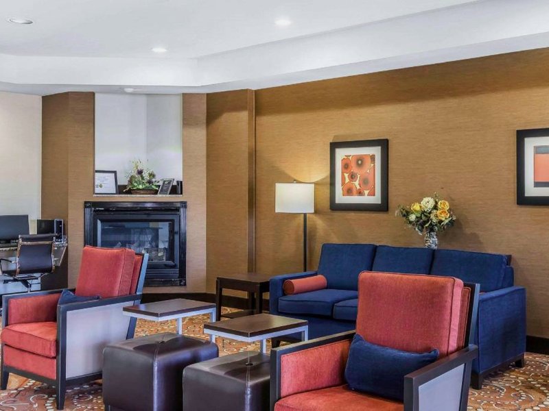 Comfort Inn & Suites near Bethel Collegeの写真