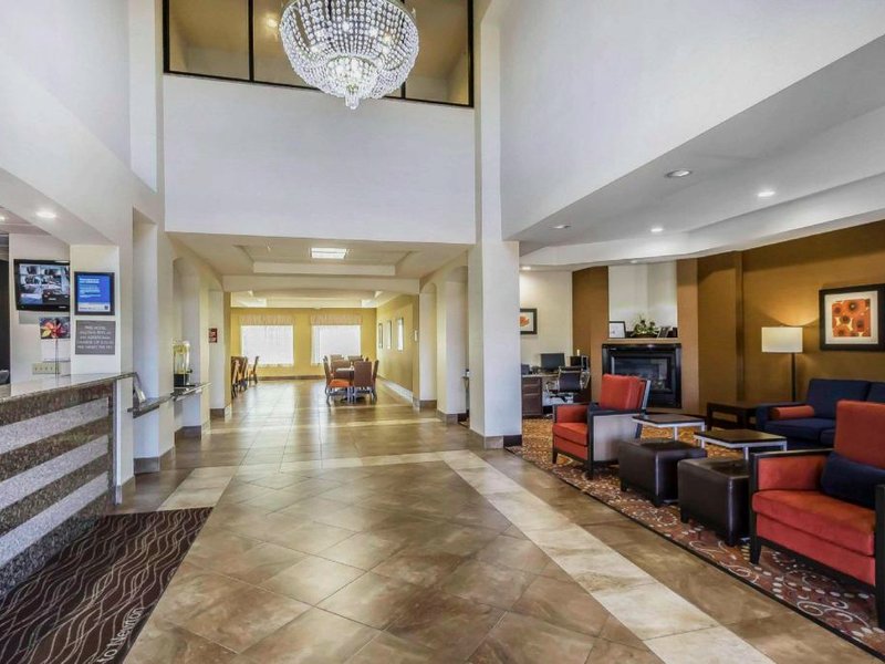 Comfort Inn & Suites near Bethel Collegeの写真