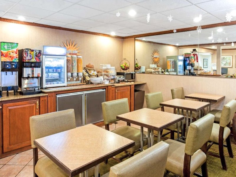 ラ キンタ イン バイ ウィンダム ミルウォーキー エアポート / オーク クリーク (La Quinta Inn by Wyndham Milwaukee Airport / Oak Creek)の写真