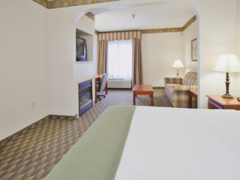 Holiday Inn Express Hotel & Suites Laurinburg By IHGの写真
