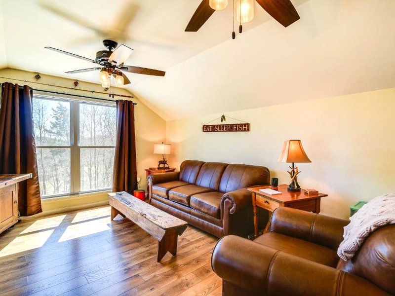 Cozy Lewisburg Getaway with Deck and Lake Access!の写真