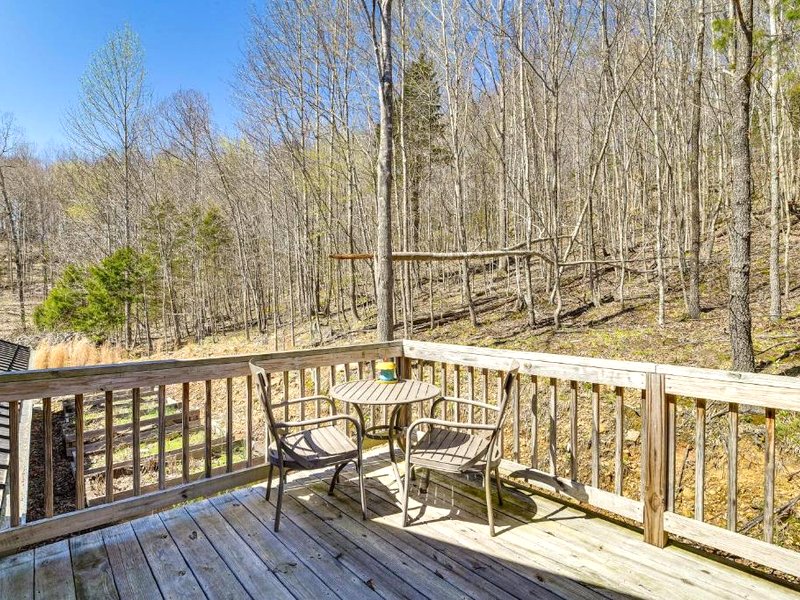 Cozy Lewisburg Getaway with Deck and Lake Access!の写真