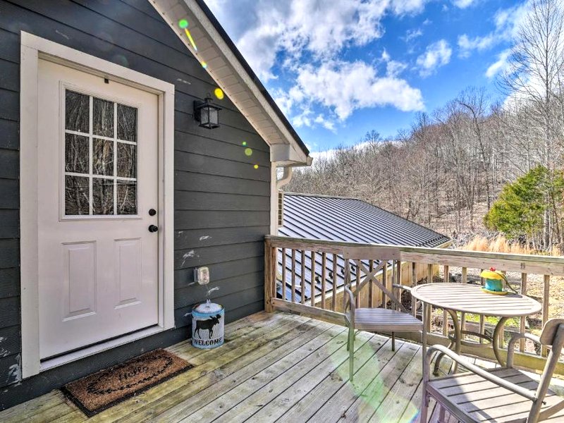 Cozy Lewisburg Getaway with Deck and Lake Access!の写真