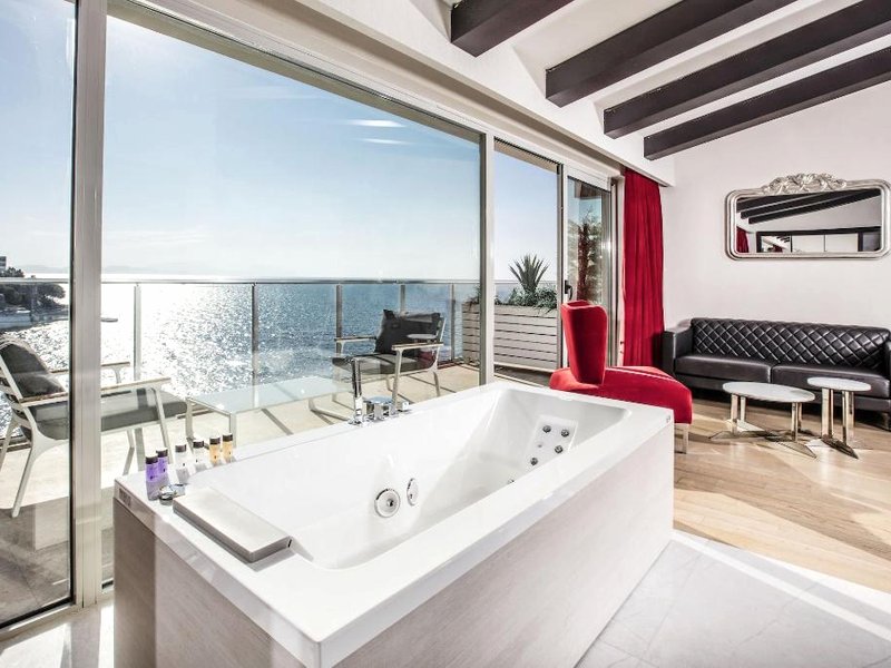 カリスマ デラックス ホテル (Charisma De Luxe Hotel)の写真