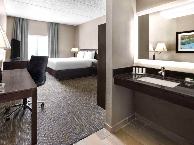 La Quinta Inn & Suites by Wyndham Mooresvilleの写真
