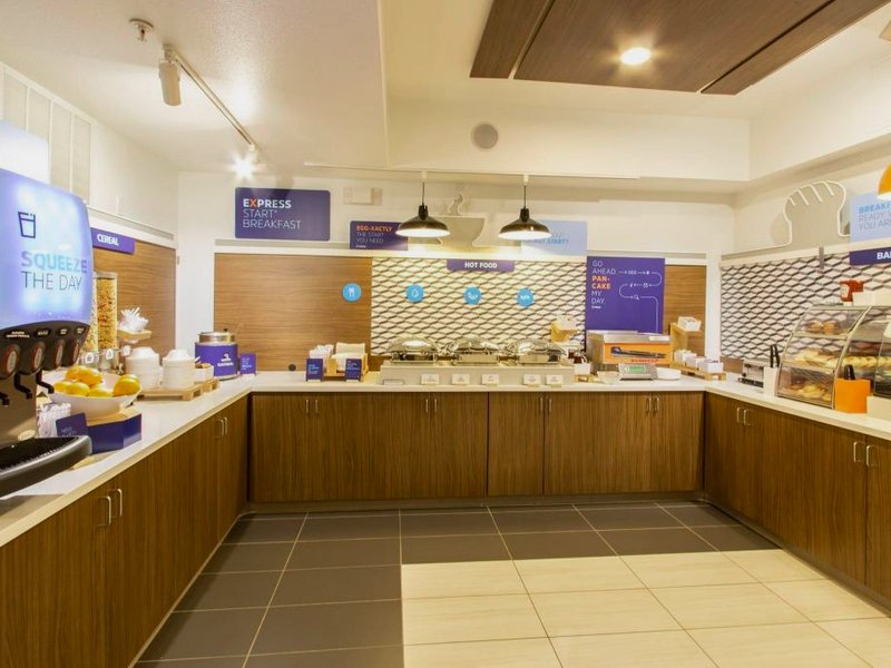 Holiday Inn Express Hotel & Suites Roseville - Galleria Area By IHGの写真