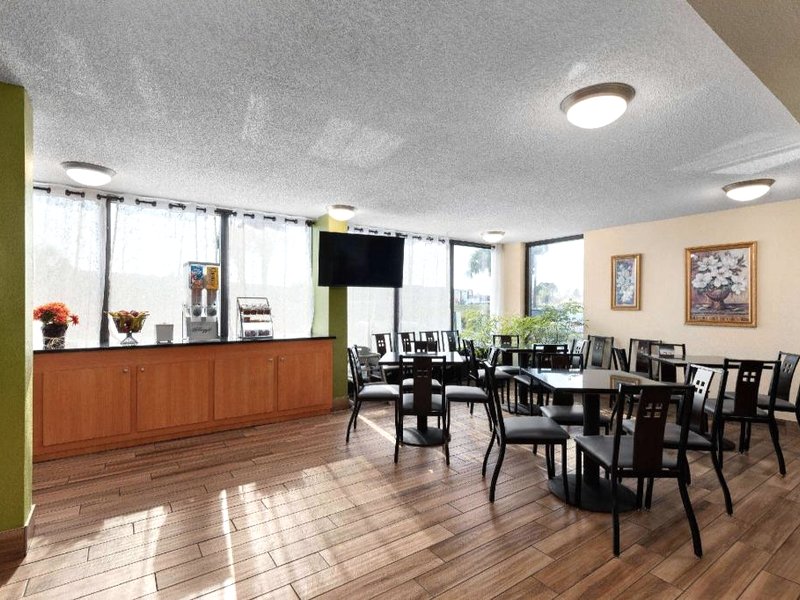 Super 8 By Wyndham Myrtle Beach - Market Common Areaの写真