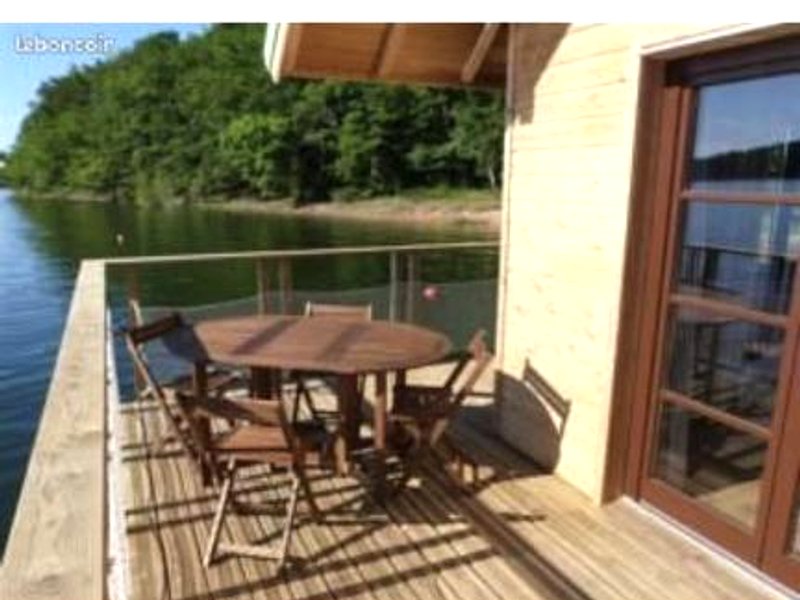 Chalets flottants lac saint Étienne Cantales (Chalets flottants lac saint Etienne Cantales)の写真